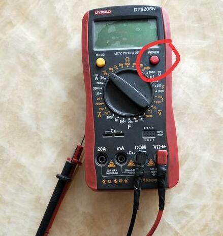 万能表怎么测量干电池