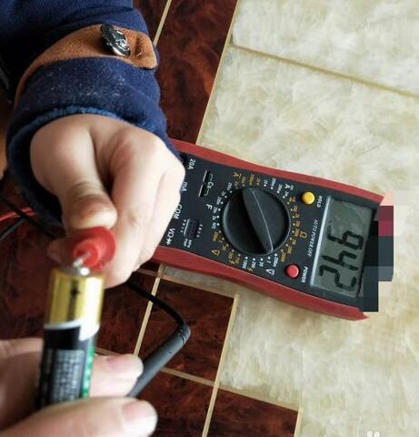 万能表怎么测量干电池