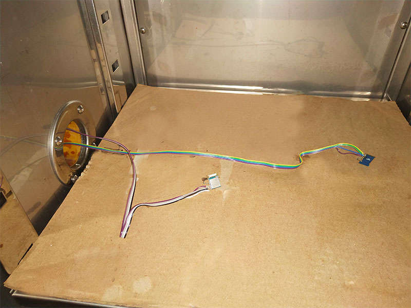 将与USB转串口模块相连的2个BLE5101模块放进恒温箱内