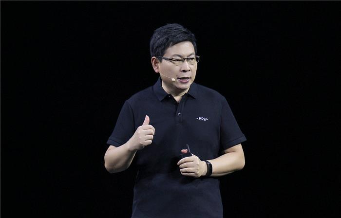 华为余承东：首款鸿蒙座舱汽车年底发布，赛力斯率先搭载