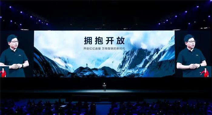 华为余承东：首款鸿蒙座舱汽车年底发布，赛力斯率先搭载