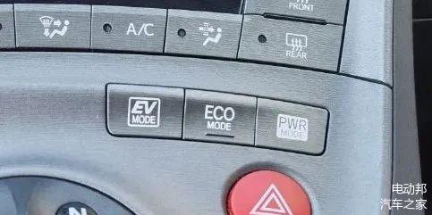 印在普锐斯上的HYBRID、EV MODE等字样，预示着风雨欲来（实拍）