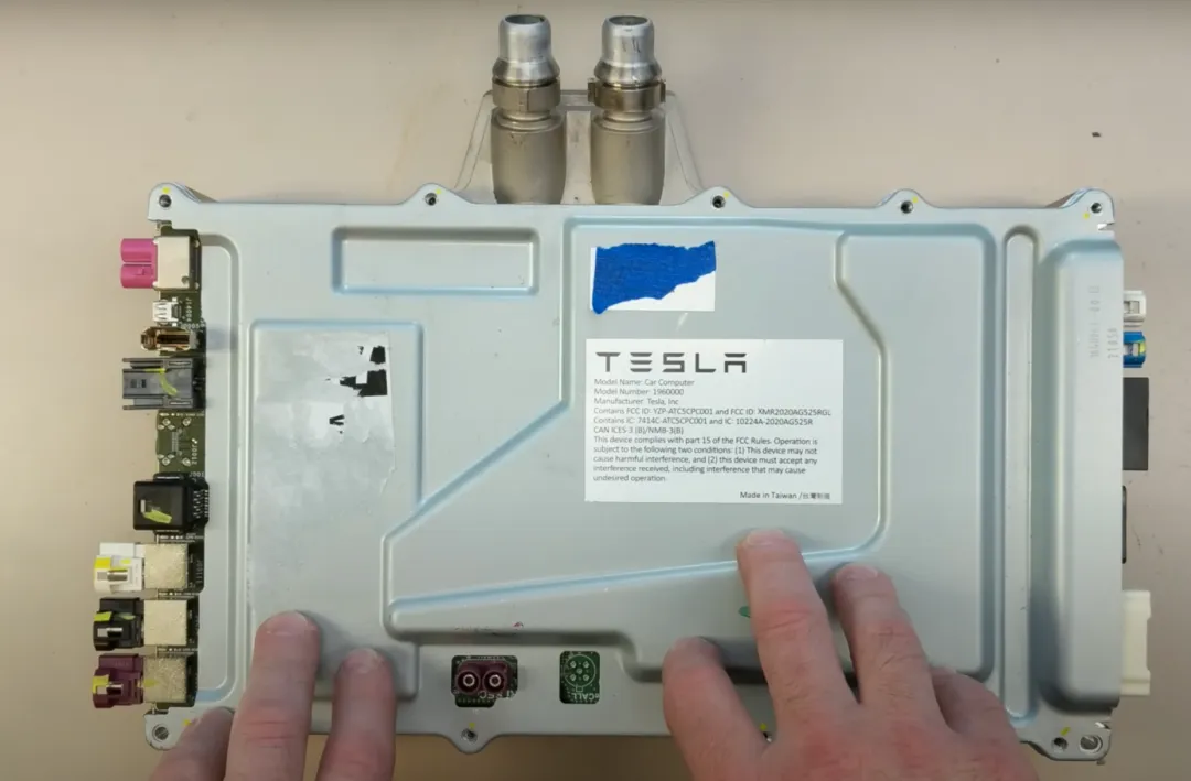 Disassembling Tesla's new Plaid car machine: more design
