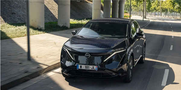 日产给电车装上太阳能板：每天晒晒太阳就能多跑23公里！